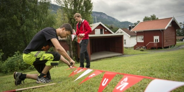 A Utoya, le 5 août 2015, des volontaires tendent des fanions en prévision du premier camp d'été de la jeunesse travailliste depuis le carnage perpétré par Breivick