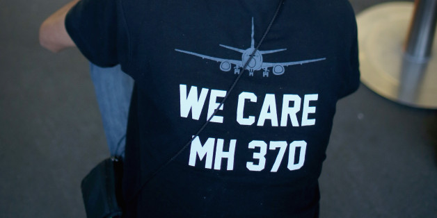 Ein Mann vor dem Gedenkort für die Opfer des Fluges MH17 in Amsterdam