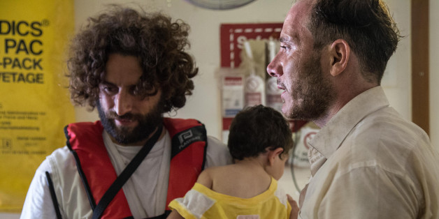 Der Palästinenser Mohamed mit seiner einjährigen Tochter Azeel an Bord der Dignity I nach der Rettung