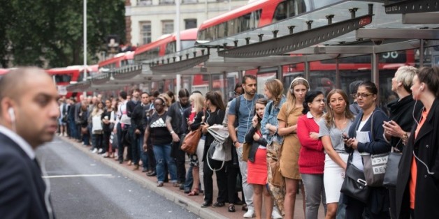 Des usagers attendaient jeudi matin 6 août à Victoria Station dans le centre de Londres des autobus, pour remplacer le métro paralysé par une grève