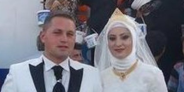 Dieses Brautpaar feiert seine Hochzeit mit 4000 Flüchtlingen