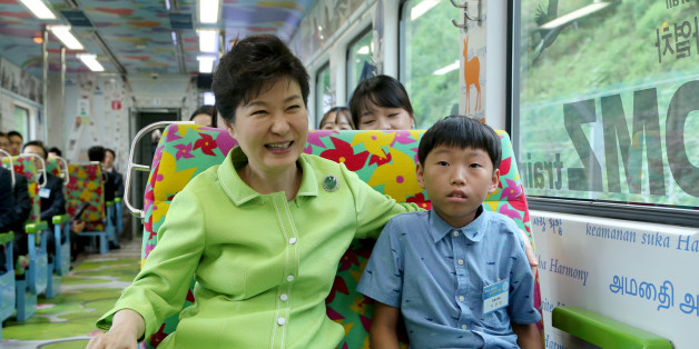 박근혜 대통령이 5일 강원도 철원군 백마고지역으로 가는 경원선 열차에서 탈북자 자녀 이정민군과 함께 앉아 있다.