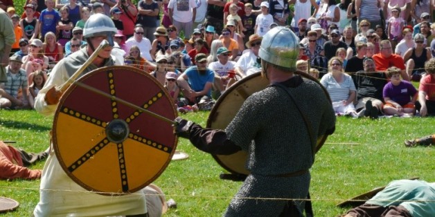 Des combattants vikings s'affrontent durant le festival de Gimli qui redonne vie à ces premiers européens établis en Amérique du Nord, le 1er août