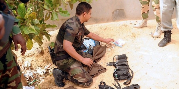 Un artificier examine le 29 juin 2015 à N'Djamena des ceintures d'explosifs utilisées par des combattants islamistes de Boko Haram pour perpétrer des attentats suicide au Tchad