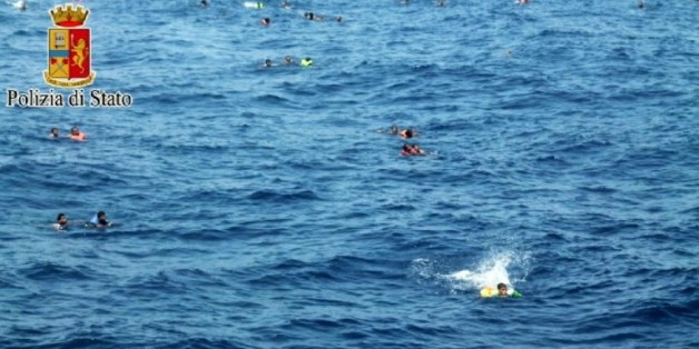 Image fournie par la police italienne d'opérations de sauvetage en mer le 5 août 2015 pour récupérer des survivants après le naufrage d'un bateau de migrants entre la Libye et l'Italie