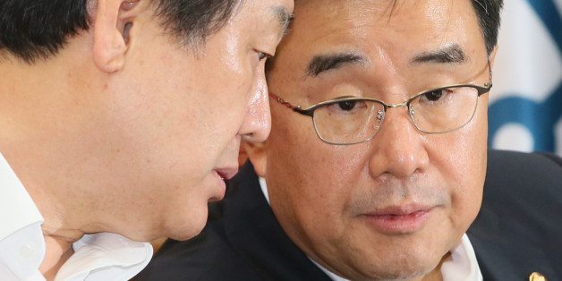 새누리당 김무성 대표(왼쪽)와 김정훈 정책위의장이 6일 국회에서 열린 최고위원회의에서 논의하고 있다.