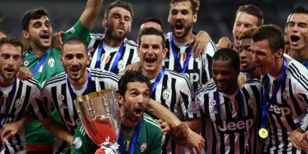 Le capitaine de la Juventus Gianluigi Buffon brandit la Supercoupe d'Italie avec ses coéquipiers, le 8 août 2015 à Shanghaï