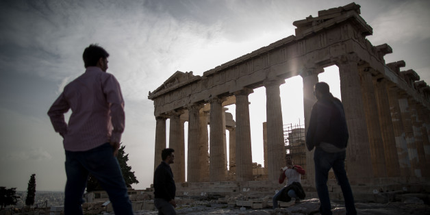 Touristen besichtigen die Akropolis in Athen (Archivbild)