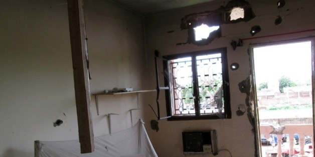 Impacts de balles dans un chambre de l'hôtel Byblos à Sévaré (centre du Mali), le 8 août 2015 lieu d'une prise d'otages