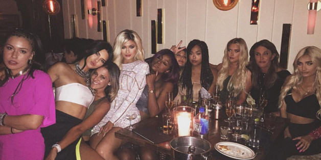 Volles Haus bei Kylies Geburtstagsparty: Ihre Schwestern Kendall (2.v.l.) und Khloe Kardashian (4.v.l.) sind dabei und auch Caitlyn (2.v.r.) lässt sich die Feier nicht entgehen