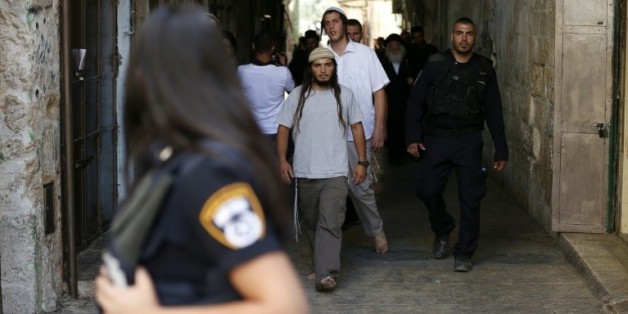 Des forces de police israéliennes surveillent l'accès à la mosquée d'Al-Aqsa à Jérusalem, le 9 août 2015