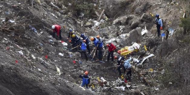Des gendarmes sur le site du crash de l'A320 de la Germanwings, dans les Alpes françaises, le 26 mars 2015