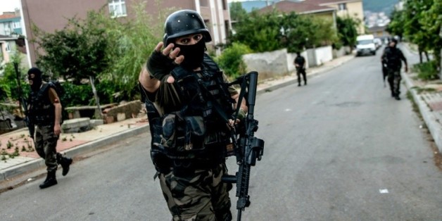 Les membres des forces spéciales turques sécurisent le périmètre après une attaque le 10 août 2015 dans le quartier de Sultanbeyli à Istanbul