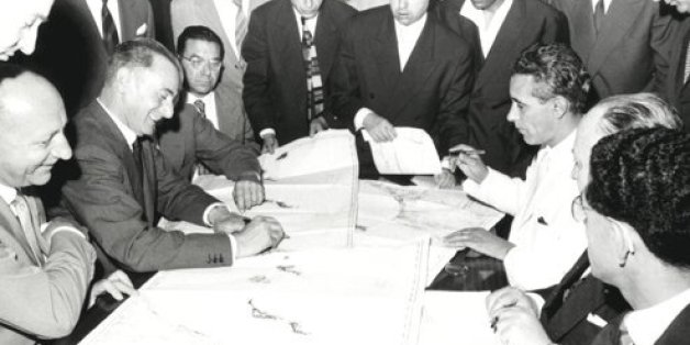 1958 - Enrico Mattei signant un accord avec Abderrahim Bouabid
