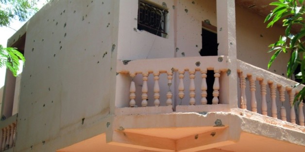 La facade de l'hôtel Byblos de la ville de Sévaré, au Mali, trouée de balles le 8 août 2015 après avoir été la cible d'un attentat qui a fait 13 morts