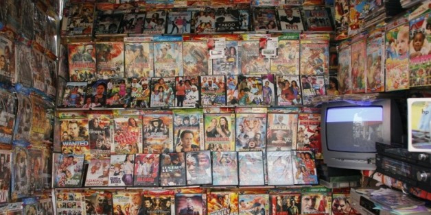 Des start-up africaines ou issues de la diaspora misent sur le dynamique cinéma "afro" pour lancer leurs propres plateformes de vidéo à la demande. Ici un magasin de dvds à Accra, le 24 septembre 2013