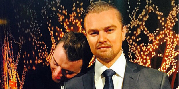 Sam Smith (l.) kuschelt mit Leonardo DiCaprio
