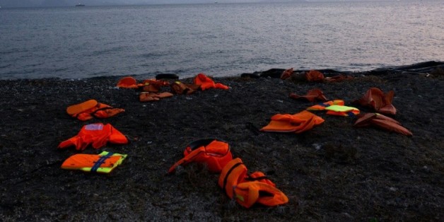 Gilets de sauvetage laissés par des migrants sur une plage de l'île de Kos en Grèce, le 11 août 2015
