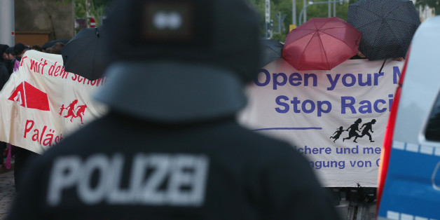 Ein Polizist beobachtet eine Demonstration gegen Rassismus im Juli 2015 in Dresden