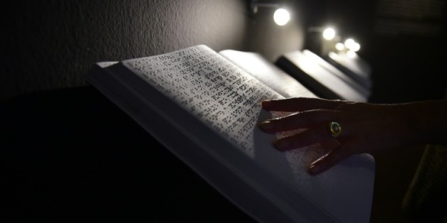 Une femme lit l'édition en braille de "Don Quijote de la Mancha" de Miguel de Cervantes, le 20 juillet 2015 à l'Institut Cervantes de Madrid