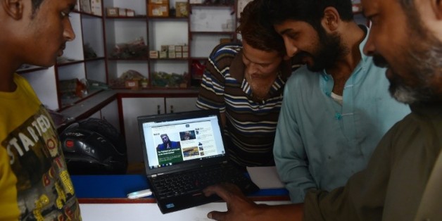 De jeunes Pakistanais surfent sur le site du Khabaristan Times dans une boutique à Rawalpindi, dans la province du Pendjab, le 9 août 2015