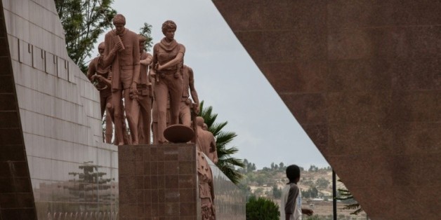 Un homme passe devant le mémorial du Front de libération du peuple du Tigray (FLPT), à Mekele en Ethiopie, le 26 juin 2015