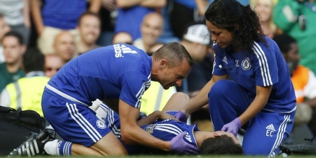 Le kiné en chef de Chelsea, Jon Fearn et le médecin Eva Carneiro soignent Eden Hazard lors du match contre Swansea, à Stamford Bridge, le 8 août