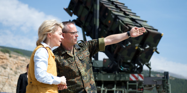 Bundesverteidigungsministerin Ursula von der Leyen (CDU) lässt sich am 25.03.2014 in Kahramanmaras in der Türkei von Oberst Stefan Drexler (r), dem Kontingentführer des Einsatzkontingents Active Fence Turkey, die Patriot-Anlagen zeigen.