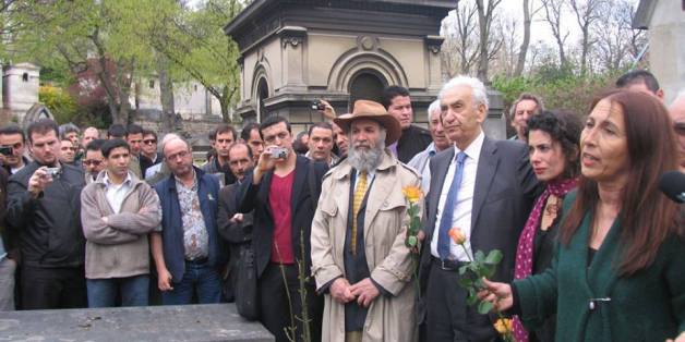 Aït AHMED avec Anne Mecili devant la tombe de Ali Mecili