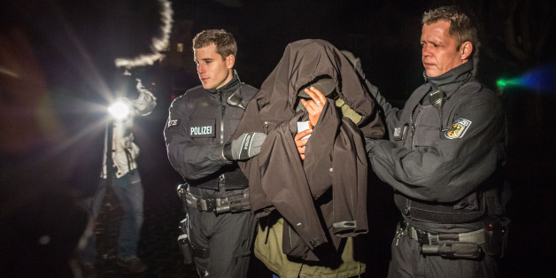 Im Dezember führen Polizisten in Frankfurt einen mutmaßlichen Schleuser ab