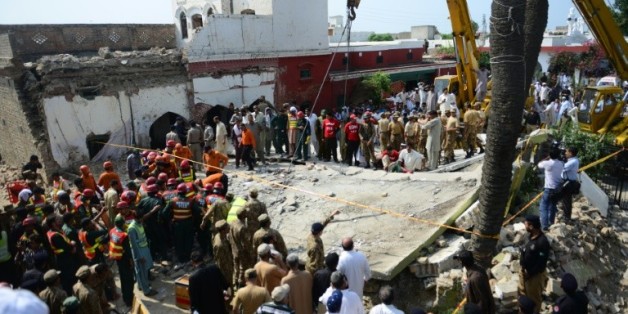 Des secouristes pakistanais sont sur les lieux d'un attentat suicide dans le village de Shadi Khan (nord-ouest), le 16 août 2015