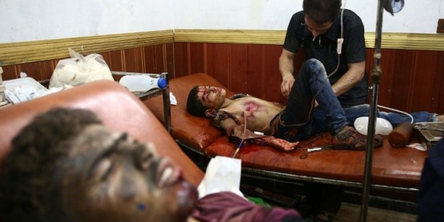 Des Syriens blessés soignés dans un hôpital de fortune de Douma, ville tenue par les rebelles à l'est de Damas, le 16 août 2015