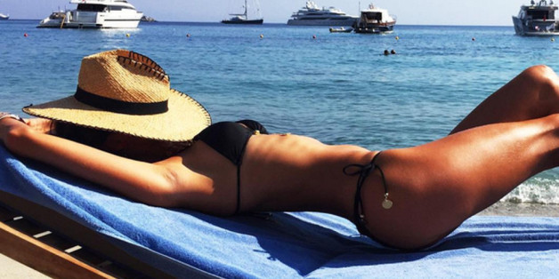 Alessandra Ambrosio lässt am Strand die Seele baumeln