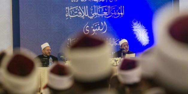Le Grand imam d'Al-Azhar Ahmed al-Tayyeb (droite) et le Grand mufti d'Egypte Shawki Ibrahim Abdel-Karim Allam à l'ouverture de la conférence internationale sur la fatwa au Caire le 17 août 2015
