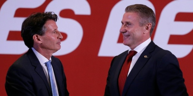 Le nouveau patron de l'IAAF Sebastian Coe est félicité par son challenger Sergueï Bubka, le 19 août 2015 à Pékin