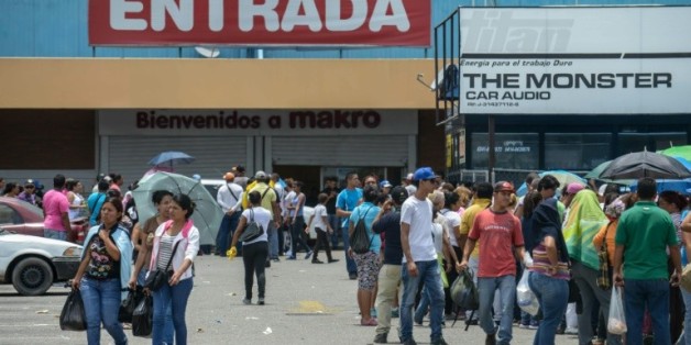 Des habitants font la queue à l'extérieur d'un supermarché de Valencia, à l'ouest de Caracas, le 11 août 2015