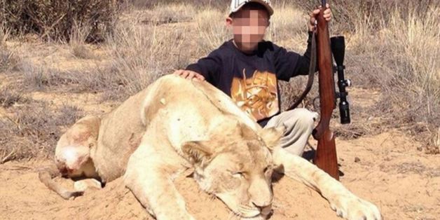 Un chasseur publie des photos de ses enfants, de 7 et 9 ans, qui ont tué "leur premier lion" (PHOTOS)