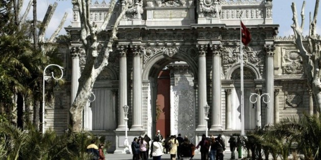 Des visiteurs entrent le 31 mars 2004 dans le palais Dolmabahçe d'Istanbul, en Turquie