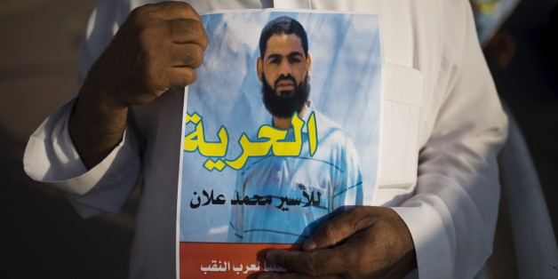 Une affiche de protestation tenue par un Palestinien, demandant la libération de Mohammed Allan.