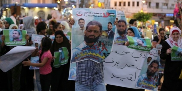 Des manifestants brandissent des affiches avec le portrait de l'avocat Mohammed Allan