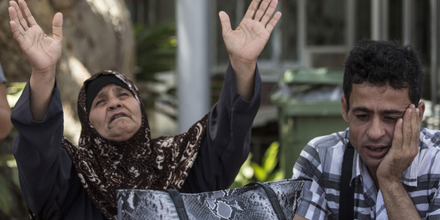 La mère de Mohamed Allan, Maazouza, et son frère, Allan, devant l'hôpital Barzilai à Ashkelon