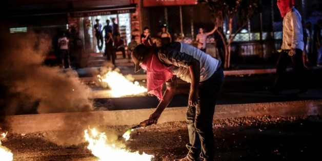 Un militant d'extrême-gauche allume un cocktail molotov alors que la police tente de disperser une manifestation, le 19 août 2015 à Istanbul