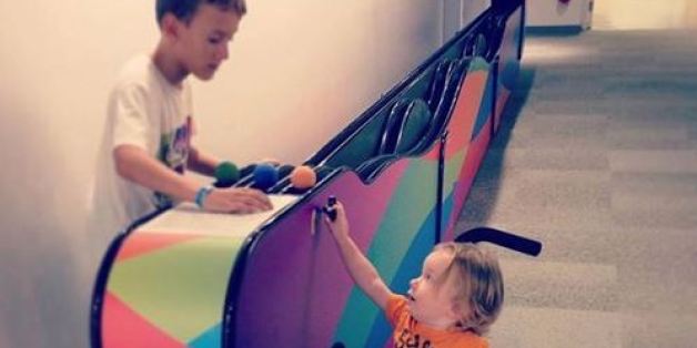 Elle remercie cet enfant d'avoir joué avec son fils handicapé
