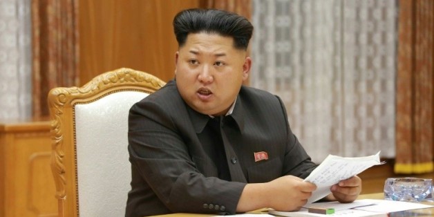Photo transmise par l'agence KCNA via KNS du dirigeant nord-coréen Kim Jong-Un lors d'une réunion de crise avec son état major, le 20 août en Corée du Nord