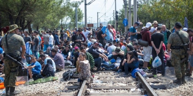 Des migrants attendent de traverser la frontière entre la Grèce et le Macédoine près de la ville de Gevgelija le 20 août 2015