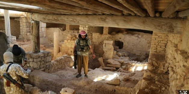 Image diffusée par un média du groupe Etat islamique (Welayat Dimashq) le 21 août 2015, censée montrer des jihadistes se préparant à détruire le monastère syriaque catholique de Saint Elian à al-Qaryataïne
