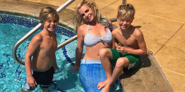 Britney Spears planscht im azurblauen Meerjungfrauen-Kostüm mit ihren Söhnen im Pool