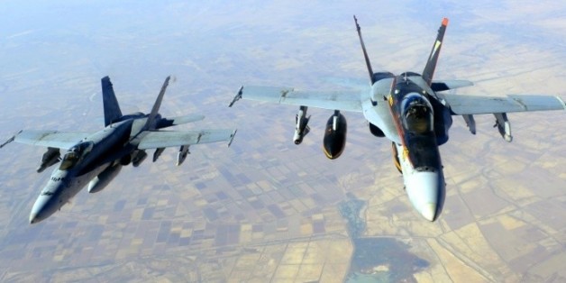 Image fournie par la Marine américaine le 4 octobre 2014 de deux F-18 Super Hornets utilisés dans la lutte contre le groupe EI
