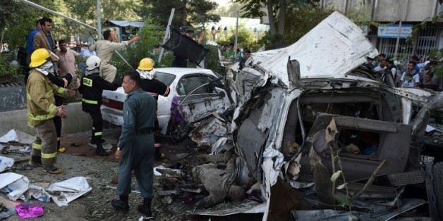 Des forces de sécurité et de police sur les lieux d'un attentat suicide contre les troupes étrangères à Kaboul, le 22 août 2015