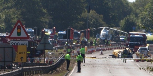 Policiers et secouristes sur les lieux où un avion de chasse de collection s'est écrasé lors d'un meeting aérien le 22 août 2015 à Shoreham-by-Sea, dans le sud de l'Angleterre